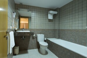 A bathroom with a toilet, sink, and bathtub. - Hotel Alta Garrotxa (Tortella)