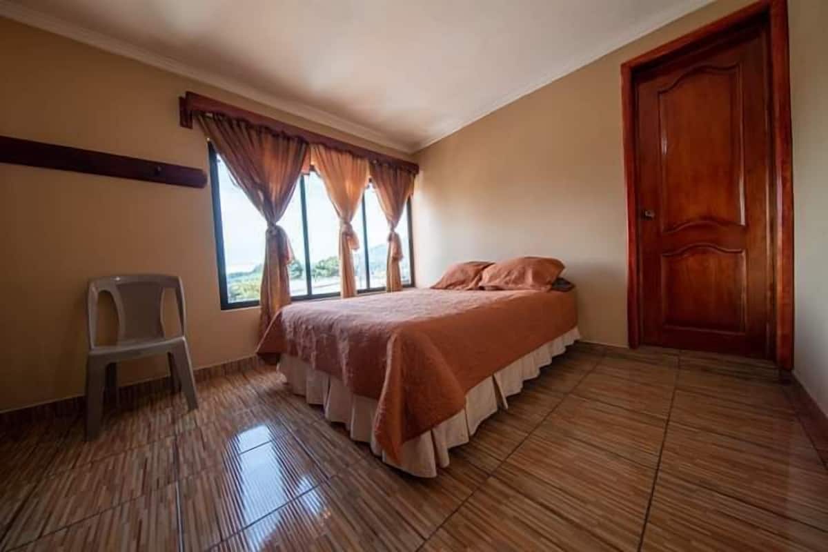 Laptop workspace, free WiFi, bed sheets