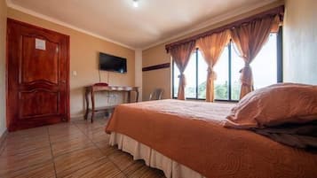 Habitación individual | Espacio para trabajar con laptop, wifi gratis y ropa de cama