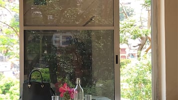 供應早餐、午餐、晚餐;本地及多國菜