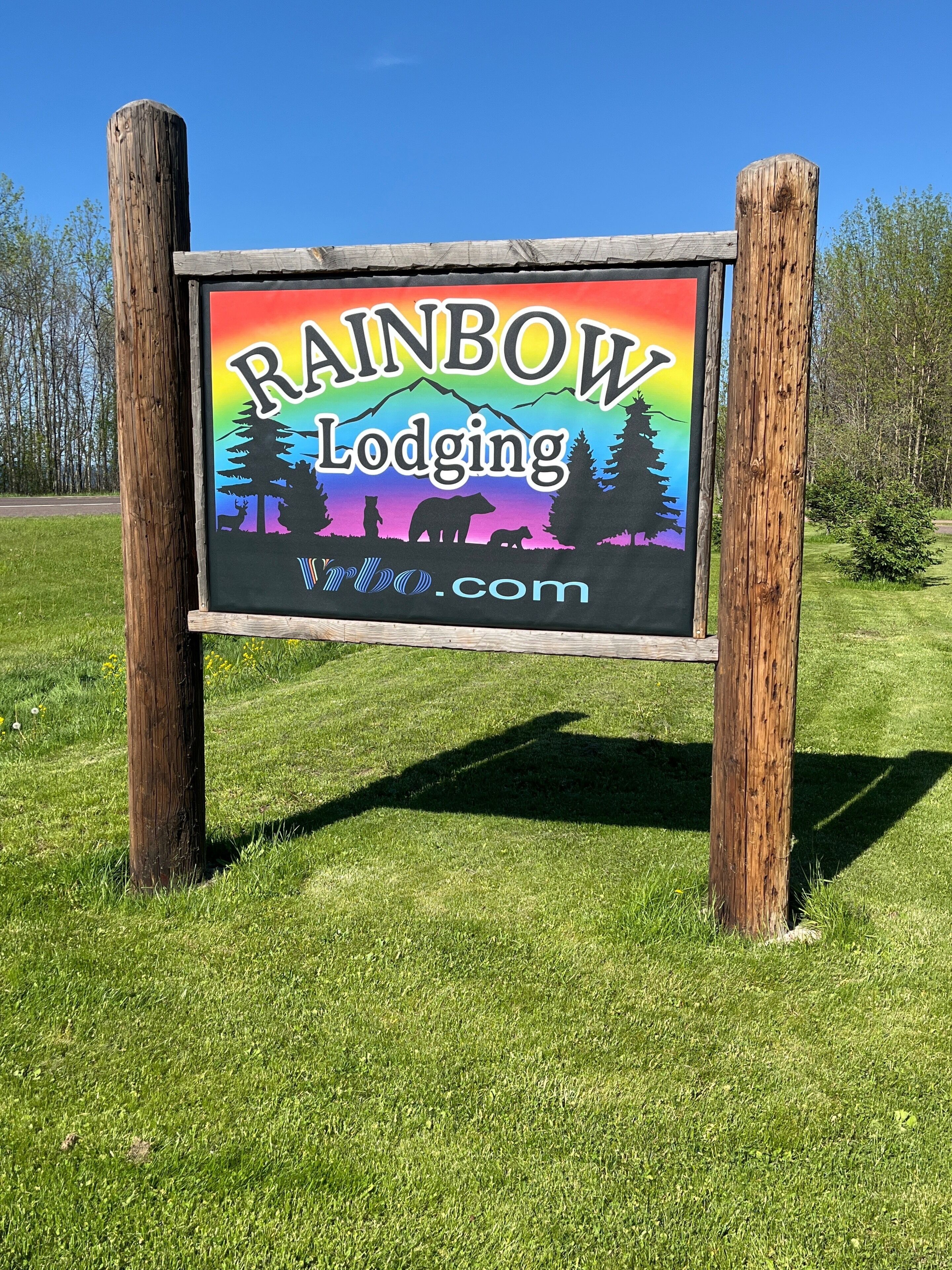 A sign for Rainbow Lodging with a website address.