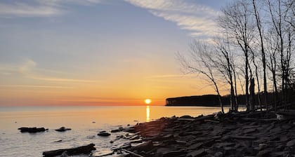 Clean & Cozy family friendly cabin close to the Porcupine Mountains~