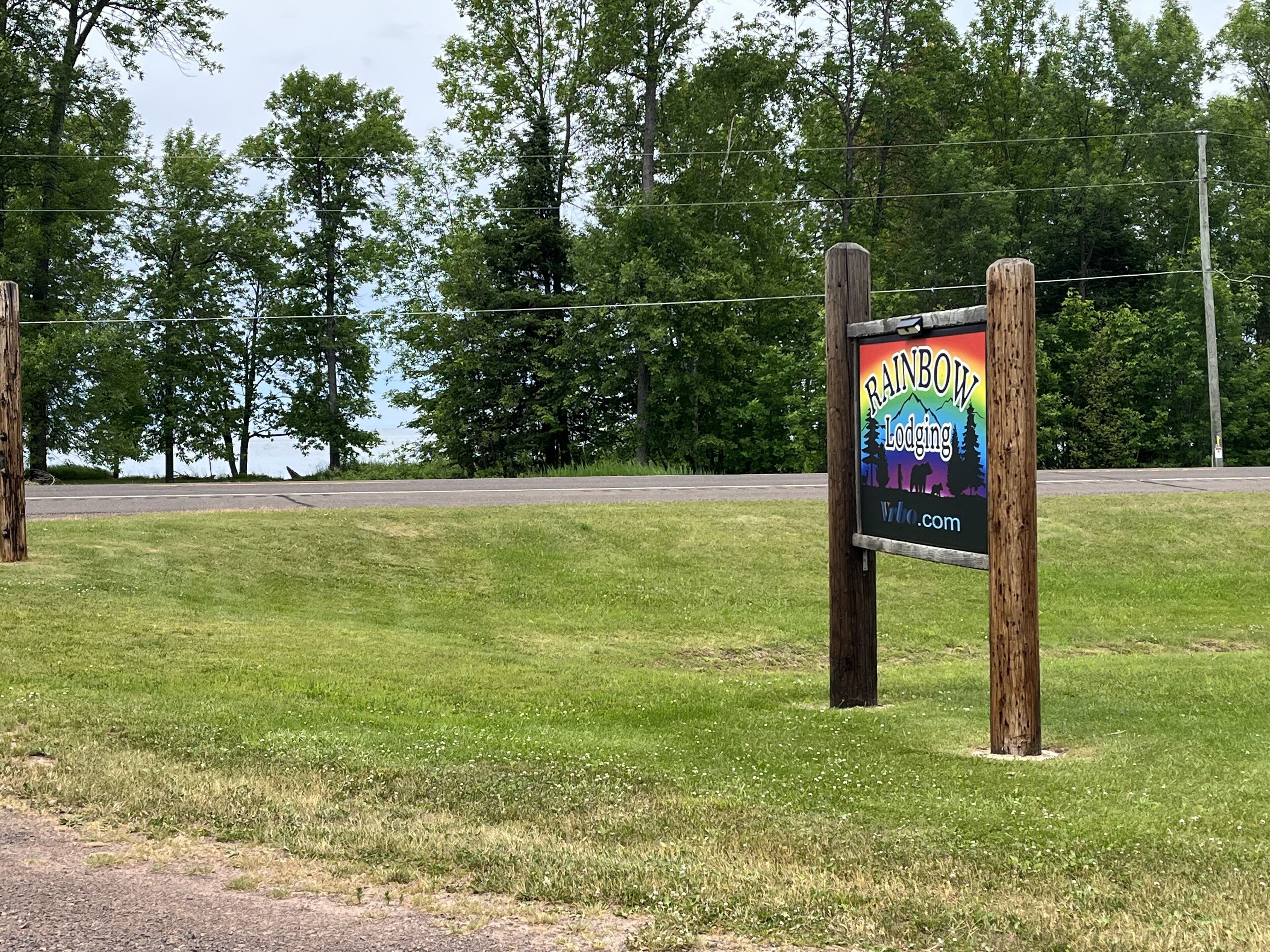 A sign for Rainbow Lodging with a website address.