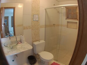 Shower, towels - Hostel Casa Branca (São Paulo)