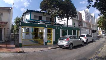 Fachada da propriedade