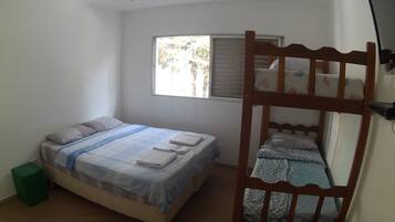 Quarto quádruplo básico, várias camas | Wi-Fi de cortesia, roupa de cama