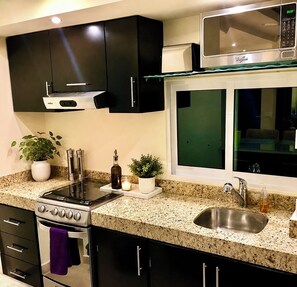 Frigorífico, microondas, horno y placa de cocina