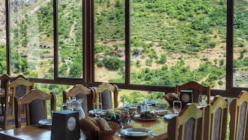 Café da manhã com pratos da culinária local grátis todos os dias