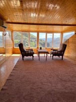 Suite, vistas a la montaña | Ropa de cama hipoalergénica, mobiliario individual, camas supletorias