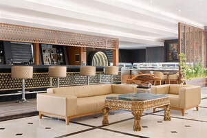 2 restaurantes; se sirven cenas 