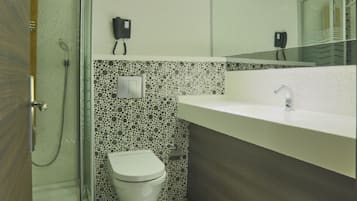 Ein Badezimmer mit Dusche, Toilette und Waschbecken.