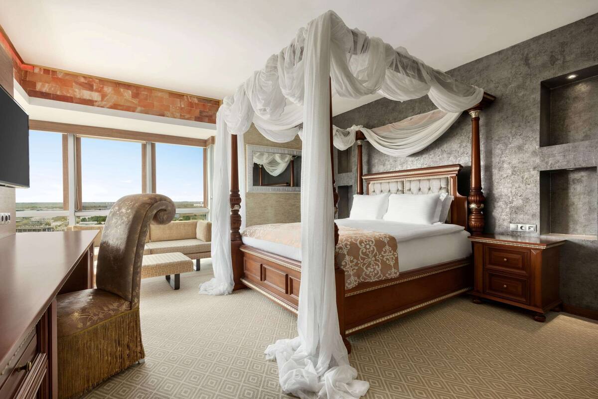 Egyptian cotton sheets, premium bedding, minibar, in-room safe