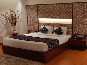 In-room safe, individually decorated, individually furnished, desk - Grand Geet Hotels (Kanpur)