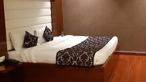 객실 내 금고, 책상, 노트북 작업 공간, 방음 설비