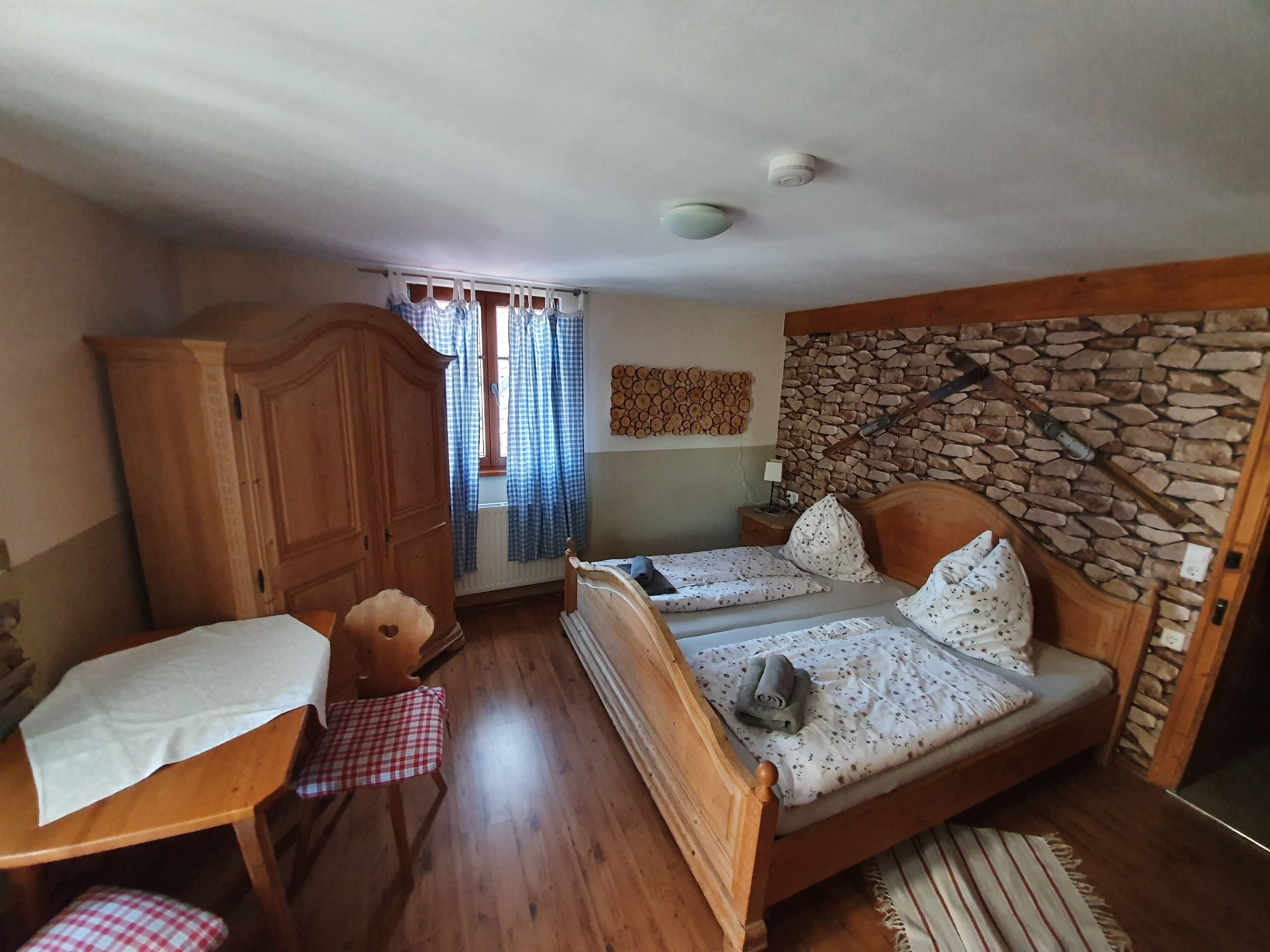 Dreibettzimmer, mit Bad (Zimmer Nr. 3&5)