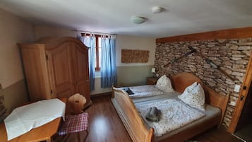 Dreibettzimmer, mit Bad (Zimmer Nr. 3&5)
