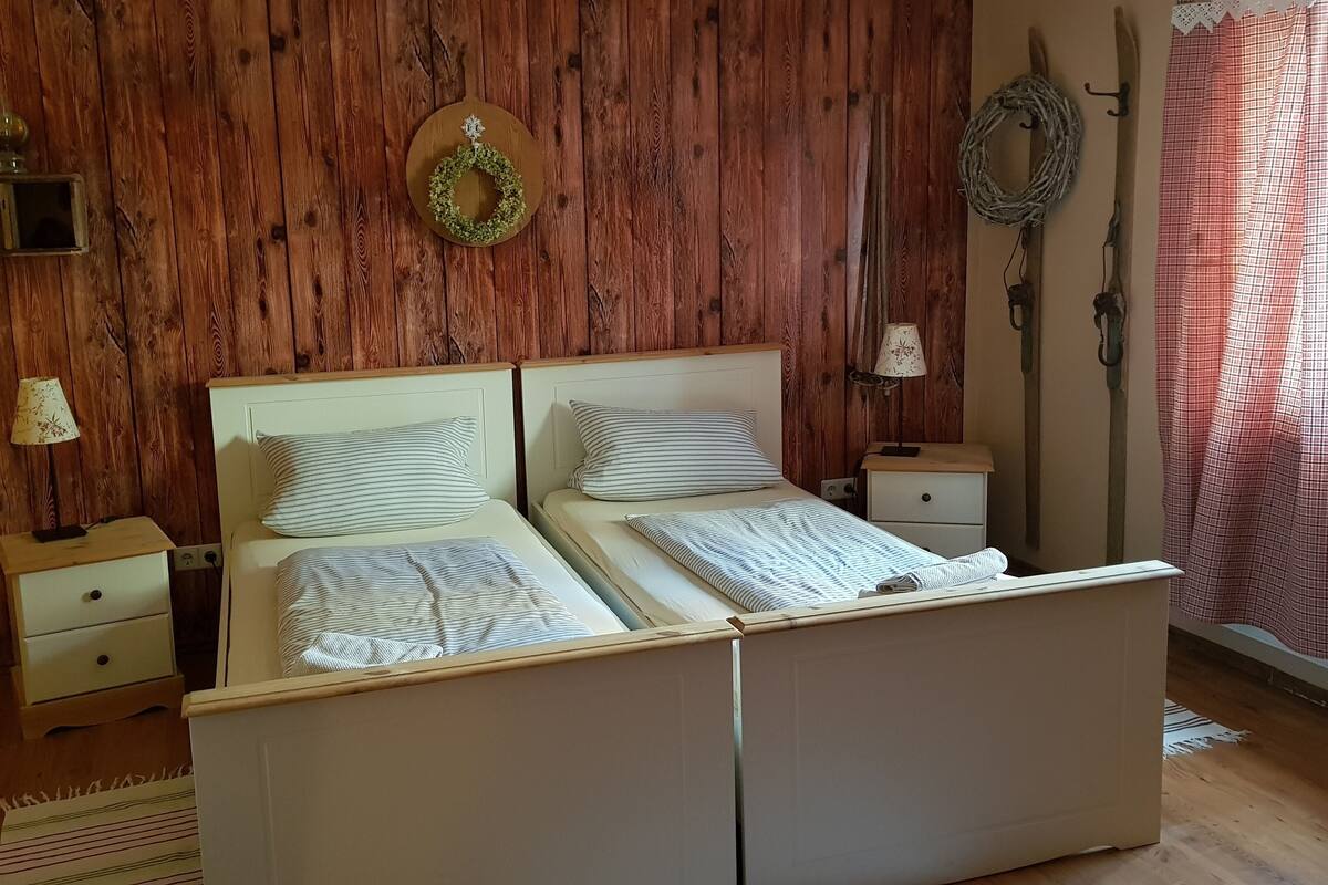 Dobbeltrom – basic, privat bad, hageutsikt (Zimmer Nr. 4&6)