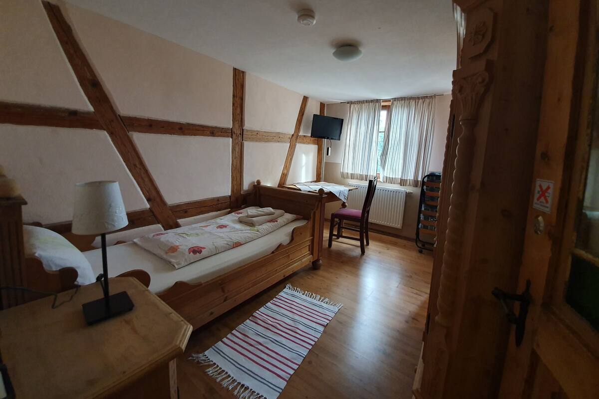 Enkeltrom, eget bad, hageutsikt (Zimmer Nr. 1&2)