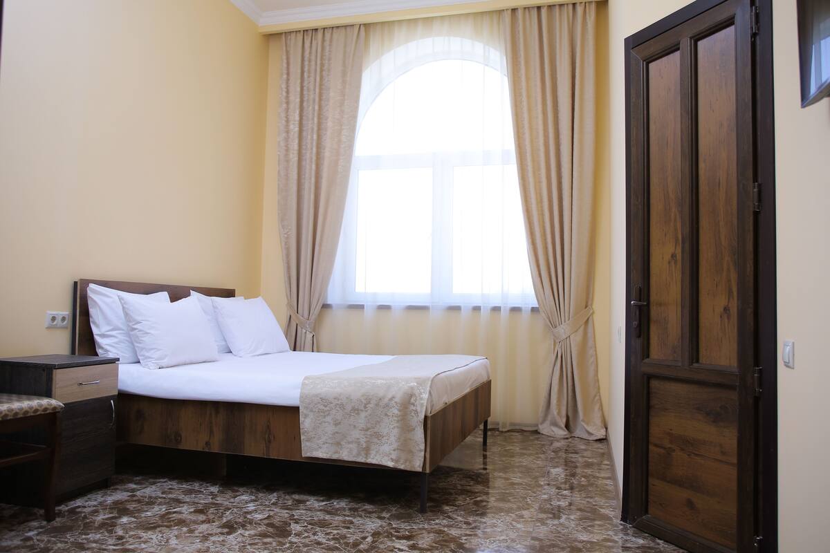 Quarto casal ou duplo standard, 1 cama de casal | Frigobar, cortinas blackout, quartos à prova de som