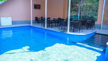 Kauden mukainen ulkouima-allas