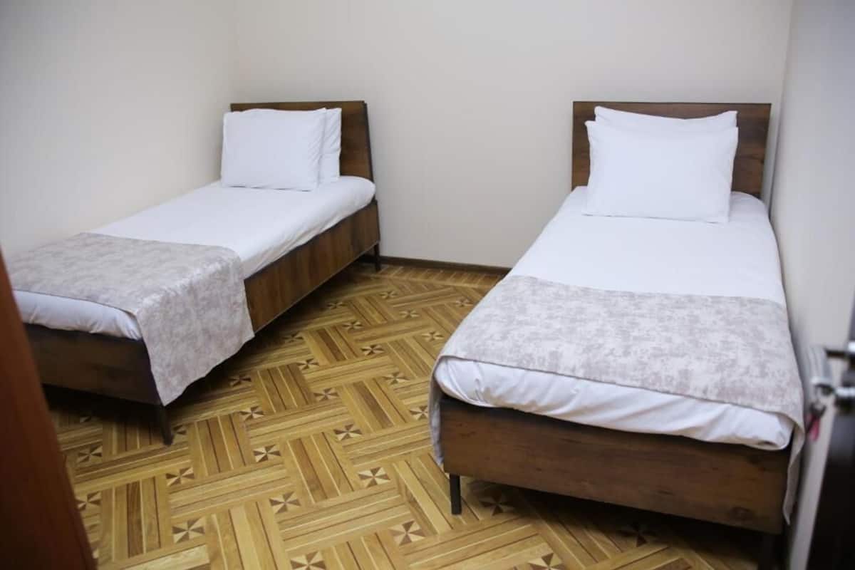 Quarto casal ou duplo econômico | Frigobar, cortinas blackout, quartos à prova de som
