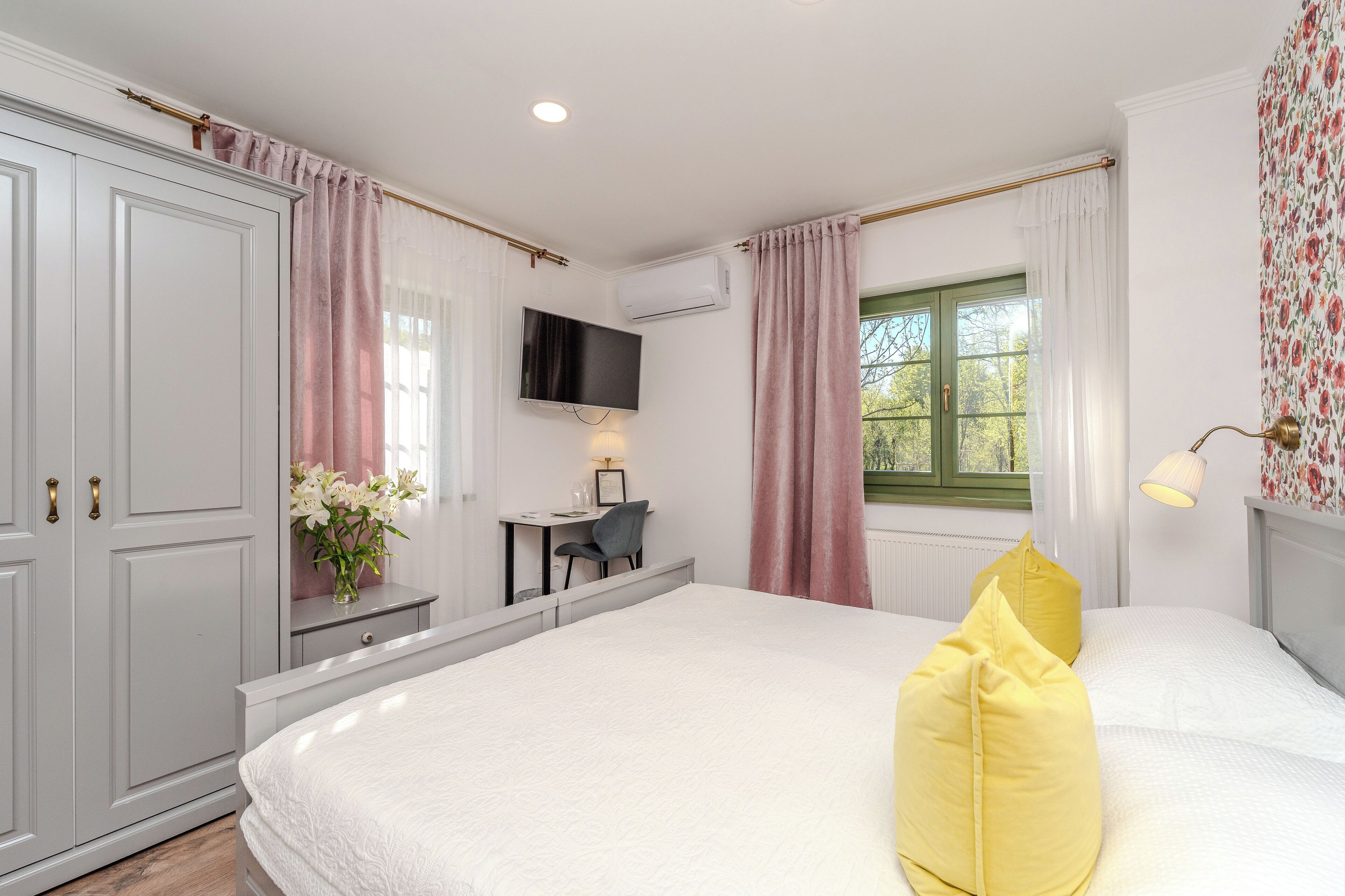 Comfort Room ROSES | Premium bedding, in-room safe, individually decorated