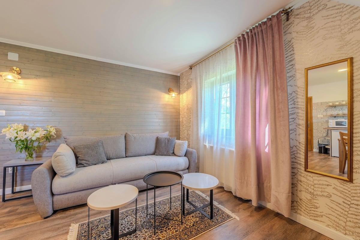 apartment roses | in-room dining