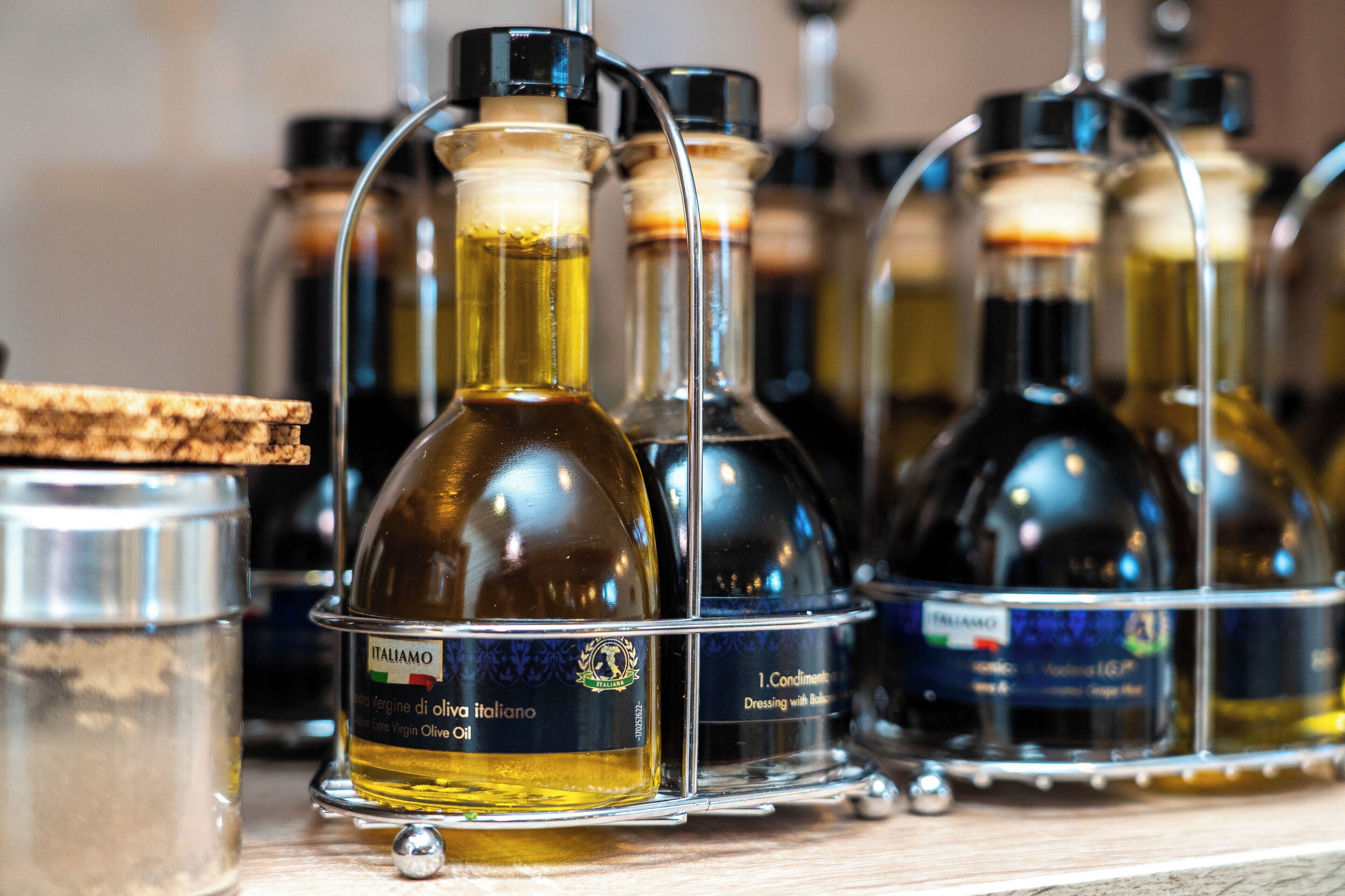Una exhibición de botellas de aceite de oliva y condimentos.