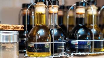 Una exhibición de botellas de aceite de oliva y condimentos.