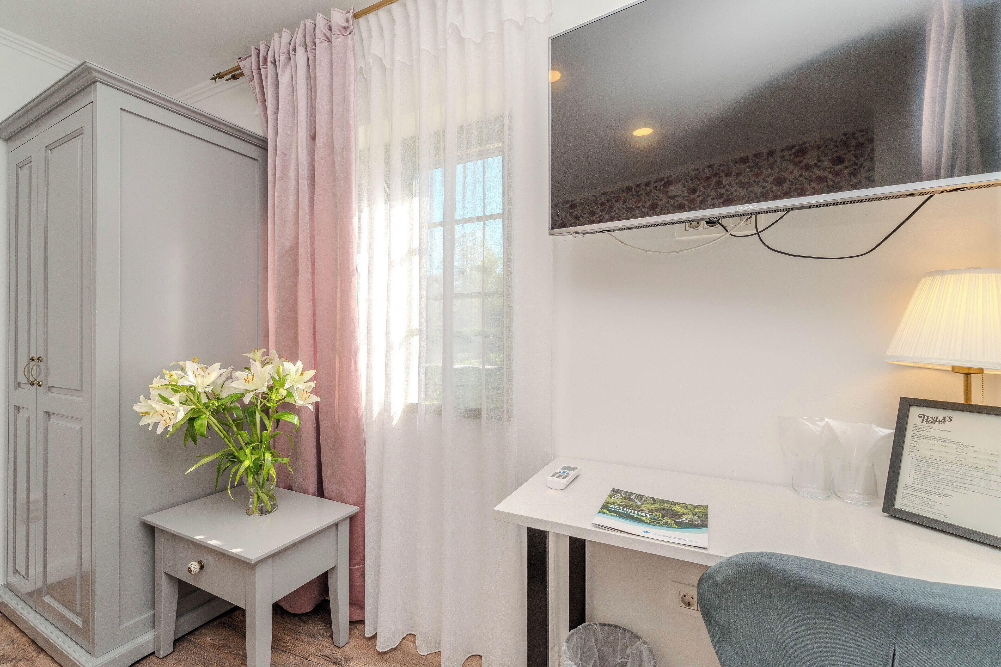 comfort room roses | 1 bedroom, premium bedding, in-room safe, individually decorated