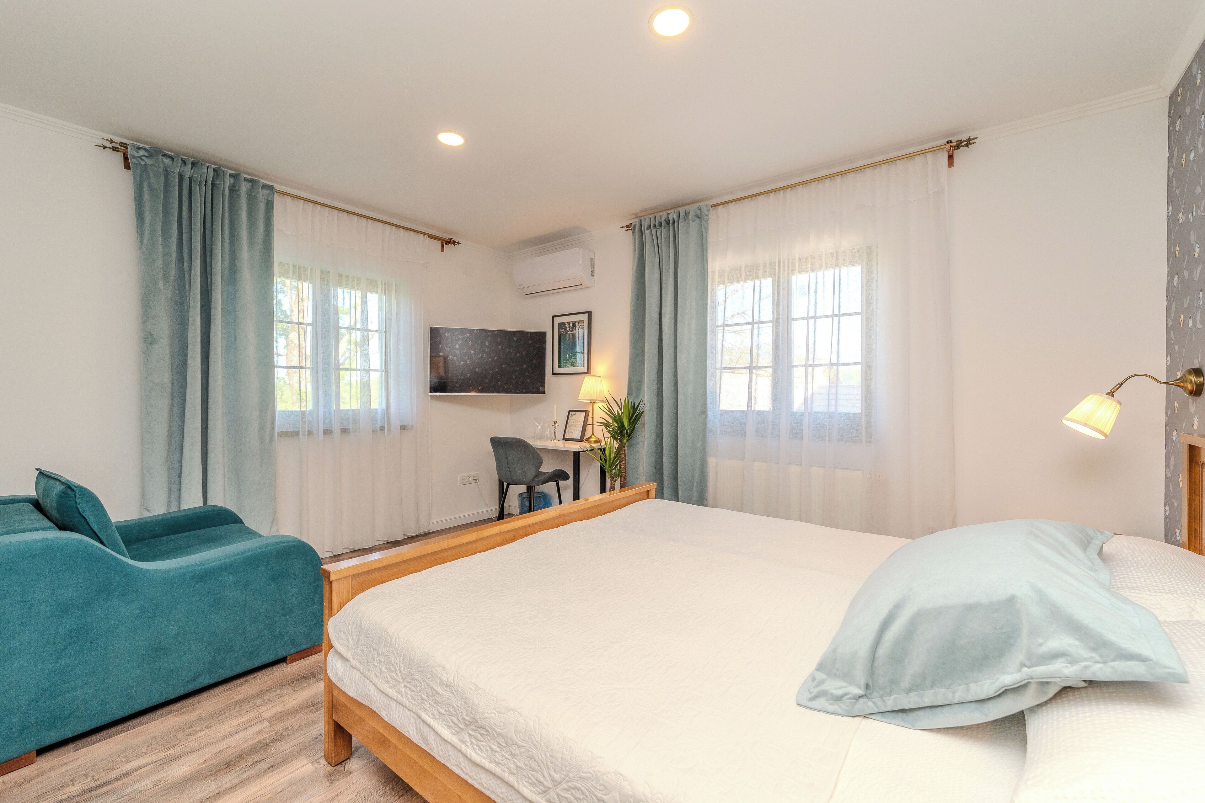 deluxe room birds | 1 bedroom, premium bedding, in-room safe, individually decorated