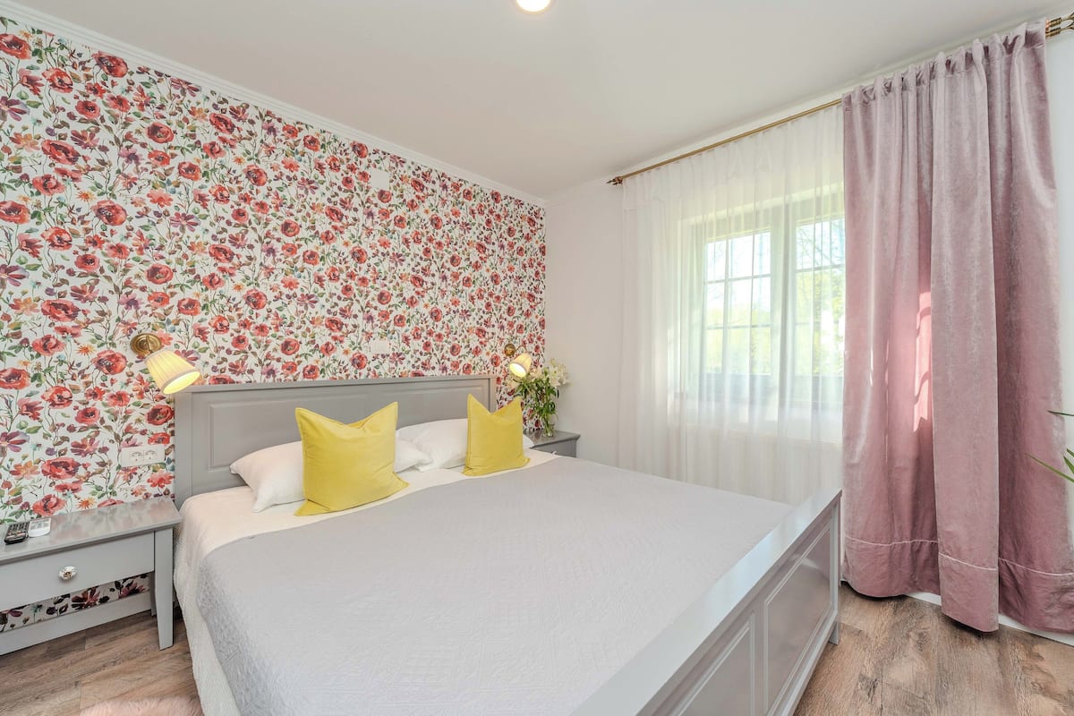 Deluxe Room ROSES | 高級寢具、客房內保險箱、書桌、筆電工作空間