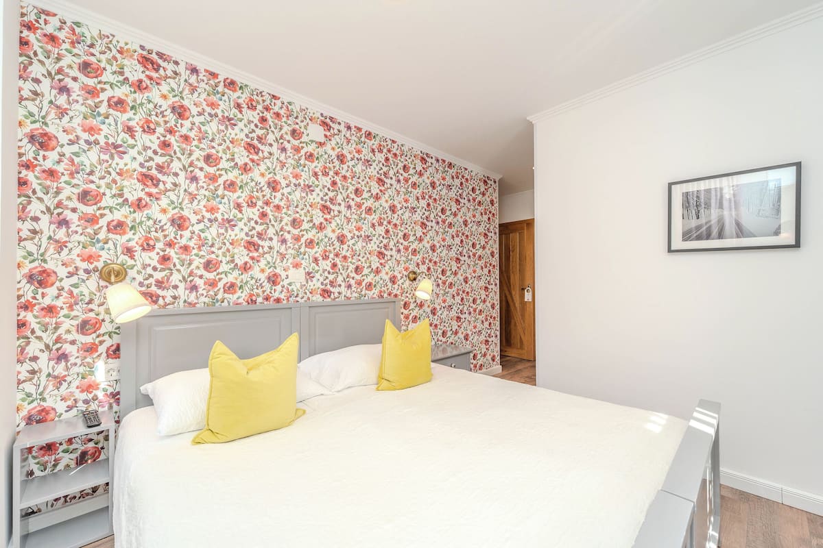 Comfort Room ROSES | 高級寢具、客房內保險箱、書桌、筆電工作空間