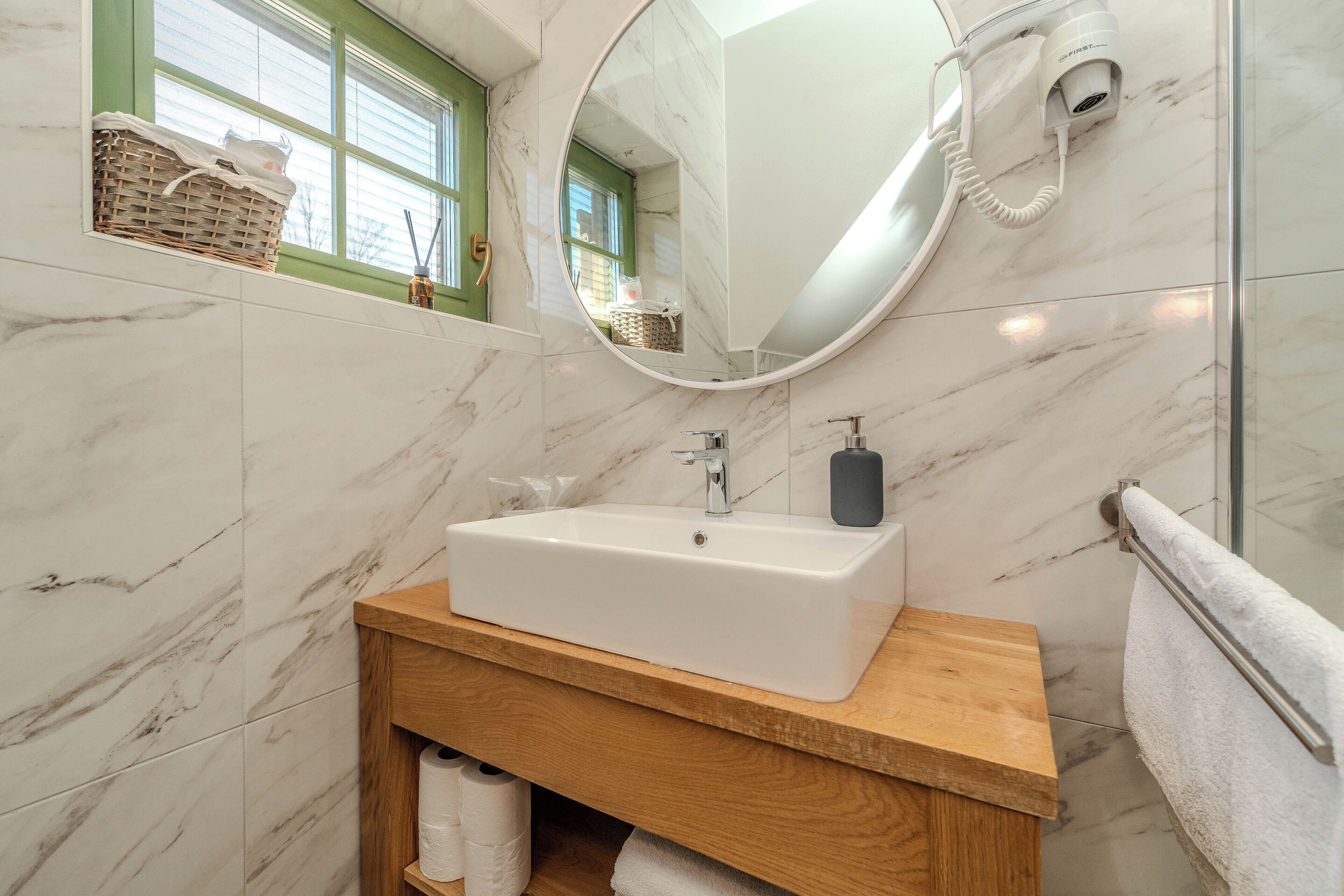 apartment birds | bathroom | shower, rainfall showerhead, free toiletries, hair dryer