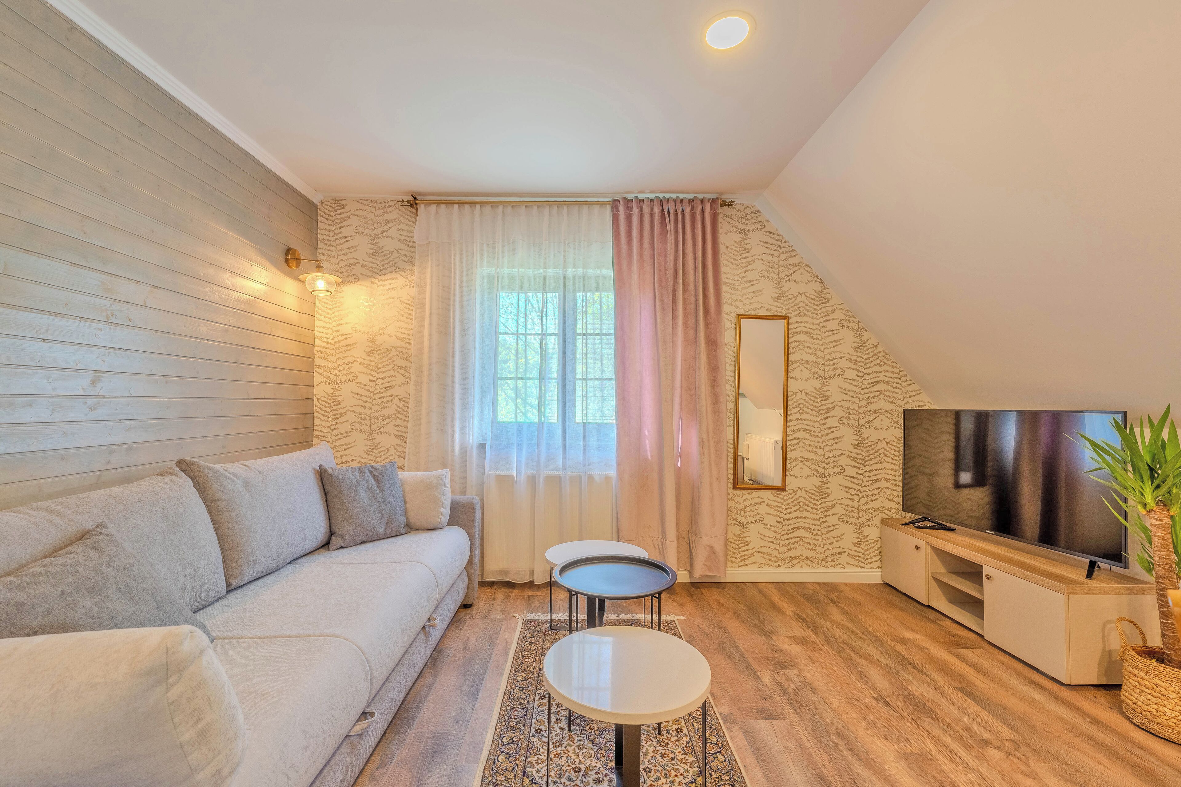 apartment roses | in-room dining