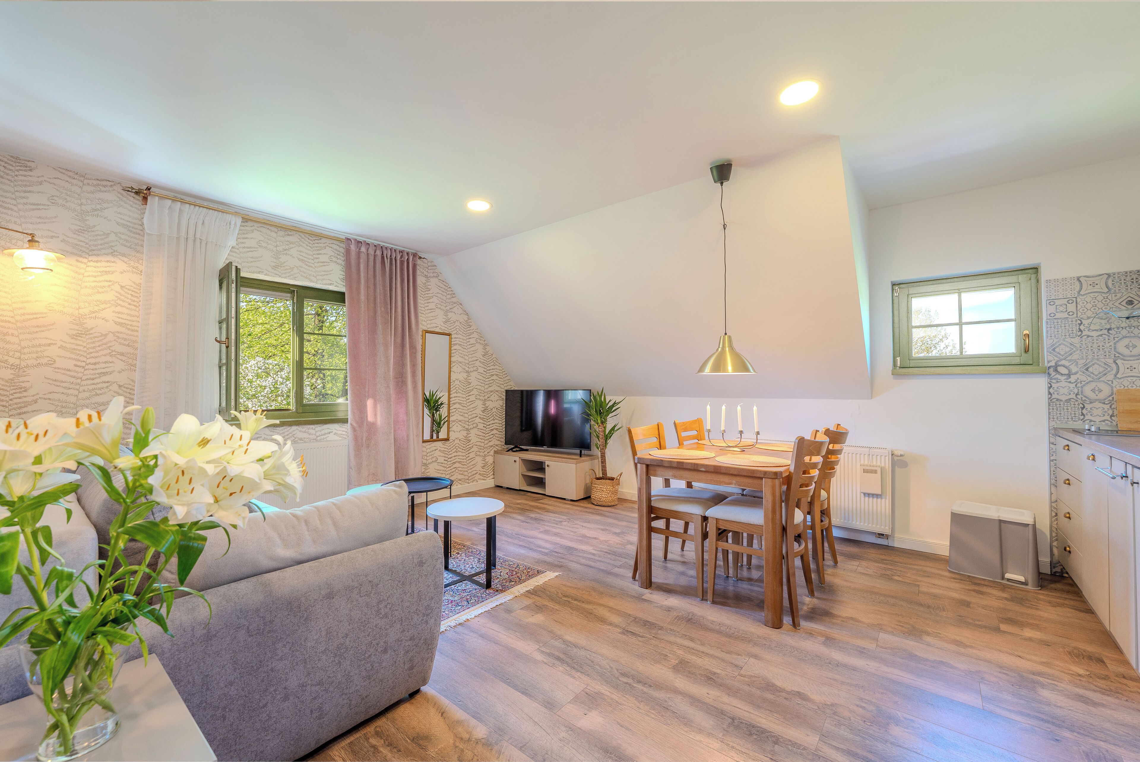 Apartment ROSES | Hochwertige Bettwaren, Zimmersafe, individuell dekoriert