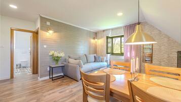 Apartment ROSES | Living area | Flat-screen TV, Netflix, books