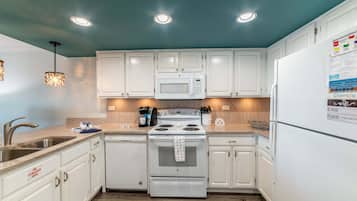 KĂŒhlschrank, Mikrowelle, Ofen, Herdplatte