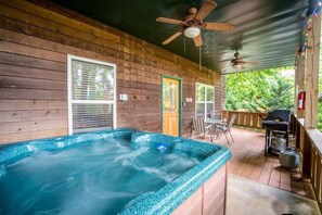 Outdoor dining - Alpine Rose - Pet-Friendly, Cozy Cabin w/Hot Tub (Helen)