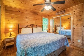 2 bedrooms, WiFi - Alpine Rose - Pet-Friendly, Cozy Cabin w/Hot Tub (Helen)