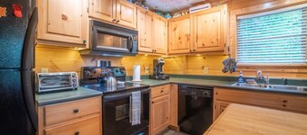Alpine Rose - Pet-Friendly, Cozy Cabin w/Hot Tub Overlooking Downtown Helen