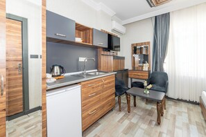 Standard Studio | Egyptian cotton sheets, premium bedding, down comforters, in-room safe - La Serena Hotel (Istanbul)