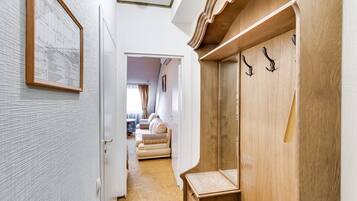 Family Studio Suite | Peralatan tempat tidur premium, peti besi dalam bilik