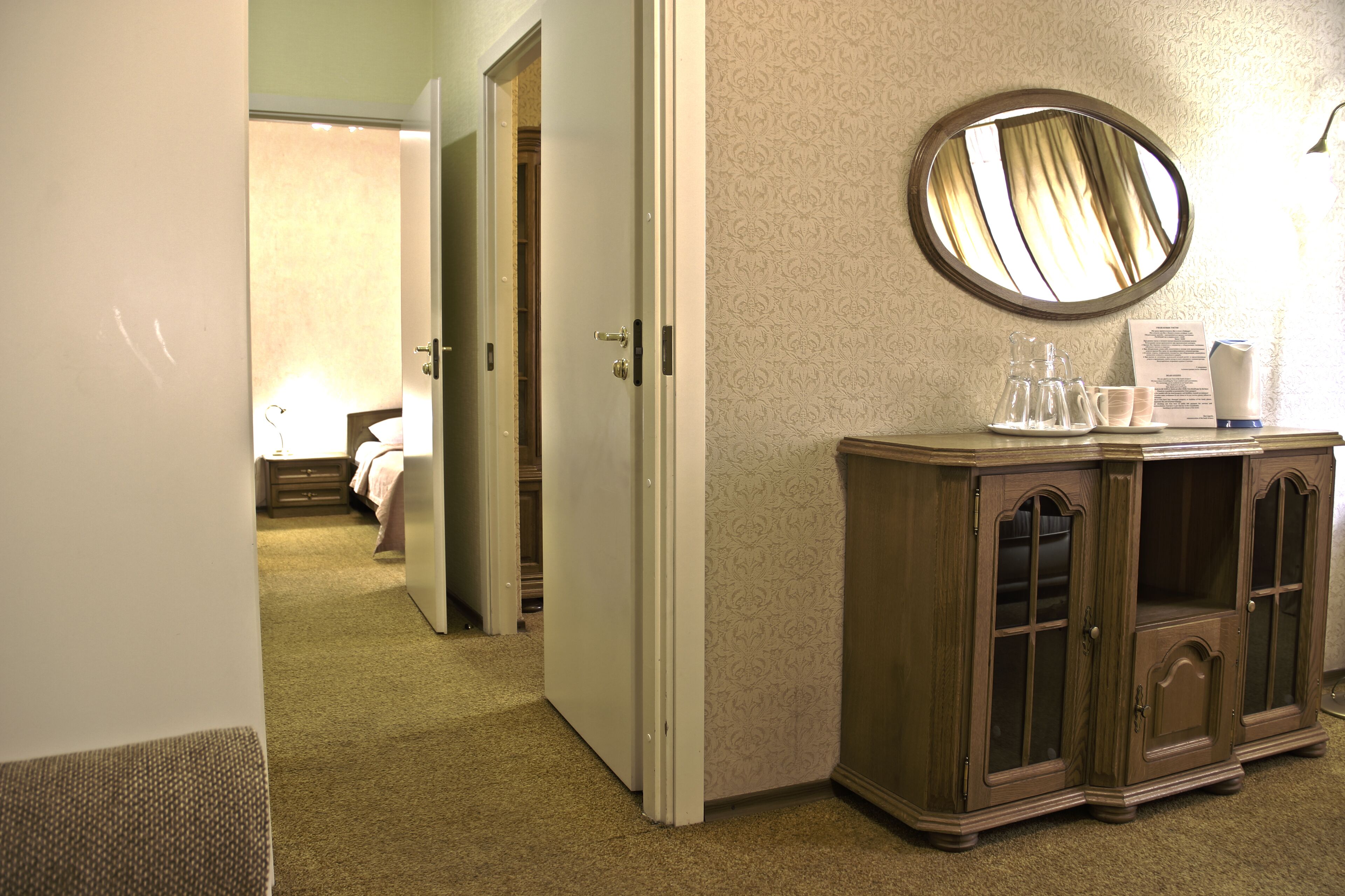 Family Studio Suite | Peralatan tempat tidur premium, peti besi dalam bilik 