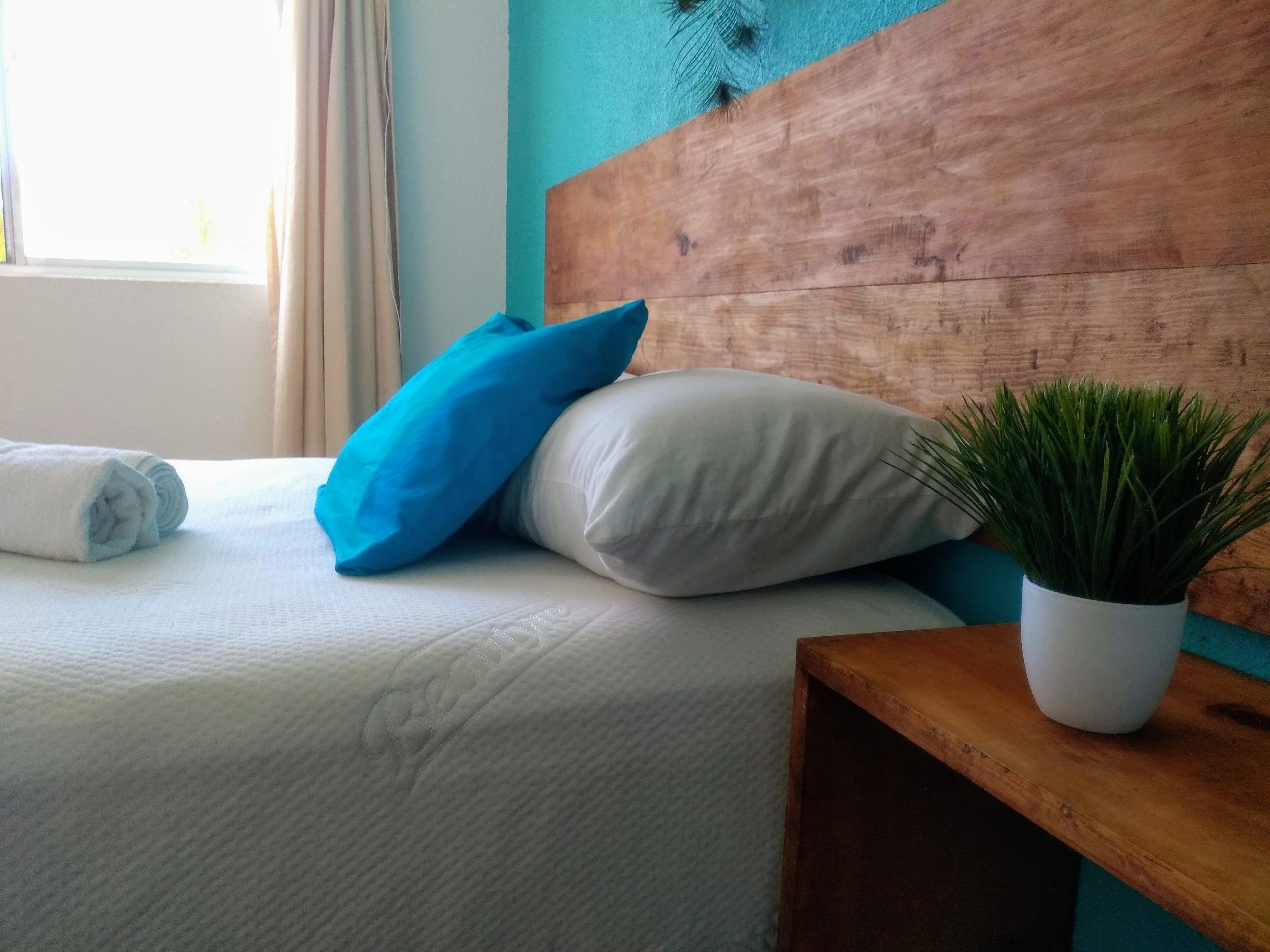 Villa, 3 Bedrooms | Tabla de planchar con plancha y ropa de cama 