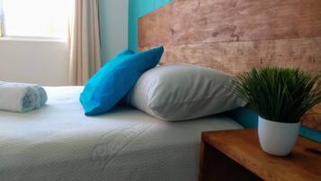 Villa, 3 Bedrooms | Tabla de planchar con plancha y ropa de cama