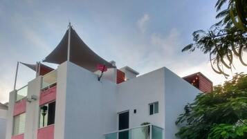 Vista frontal de la propiedad