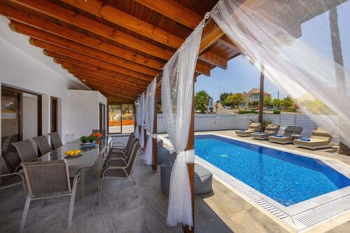 5 makuuhuoneen huvila Cape Grekossa