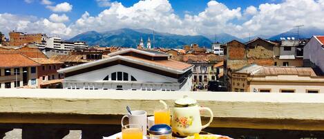 Se ofrece un desayuno completo entre semana (3.5 USD por persona)