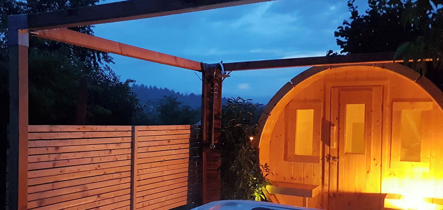 Unser kleine SPA-Bereich der Hütte40 in der Dämmerung.